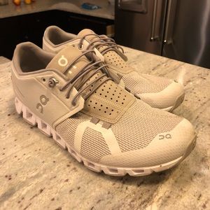 On Cloud Women’s Running Shoes (10.5)